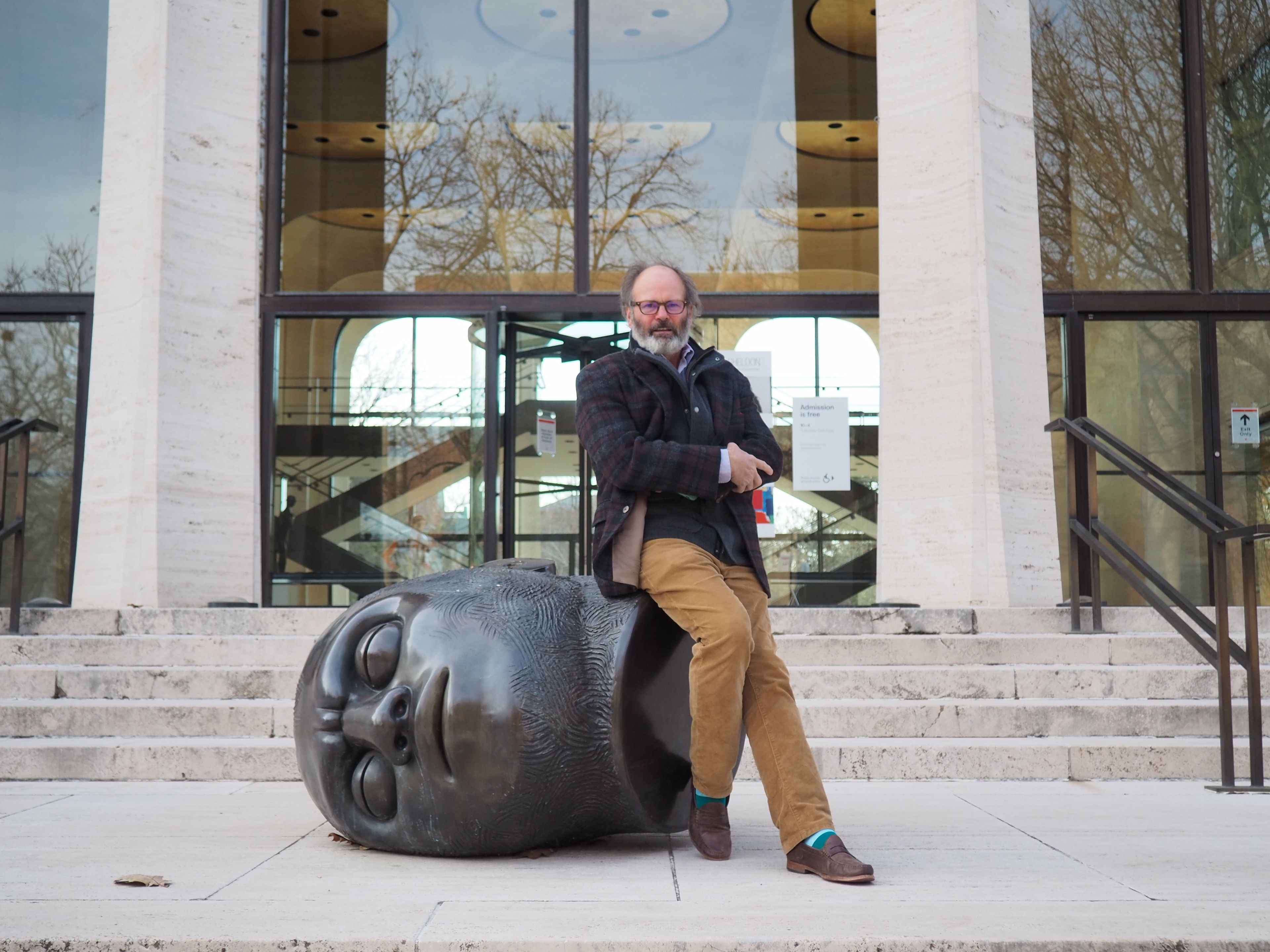 Historik a režisér James D. Le Sueur před Sheldon Museum of Art v Lincolnu, hlavním městě amerického státu Nebraska.
