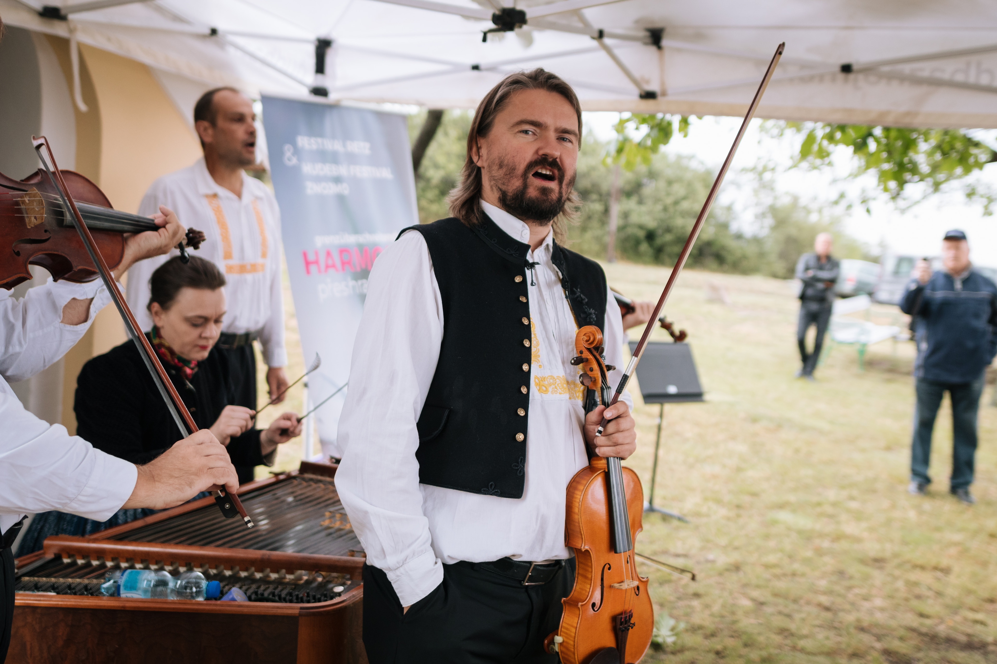 Jiří Ludvík hraje od šesti let na housle a je primášem Cimbálové muziky Antonína Stehlíka.