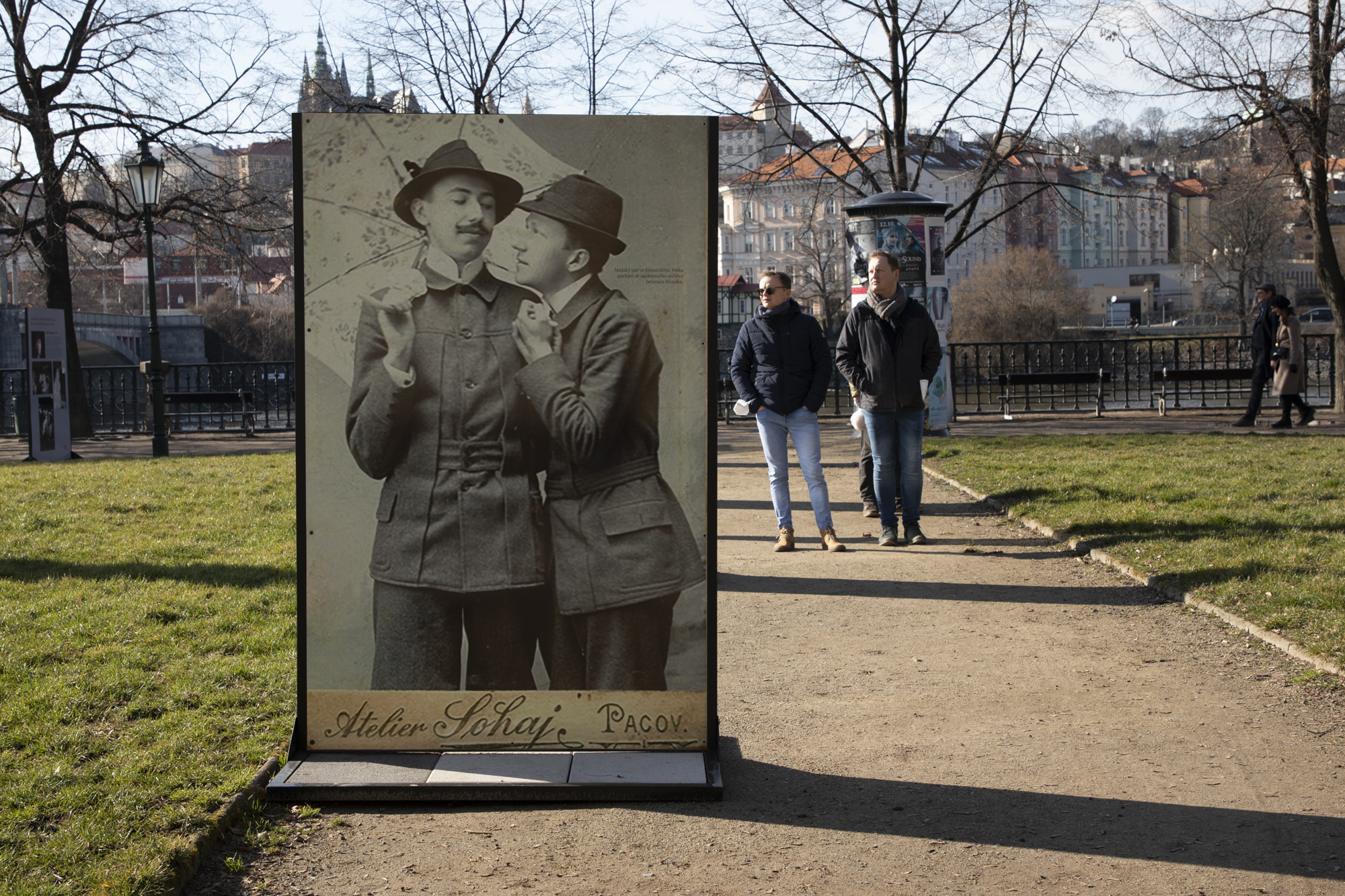 Venkovní výstavy „Loading: Love“ o gay historii v Česku, Slovensku a Maďarsku.