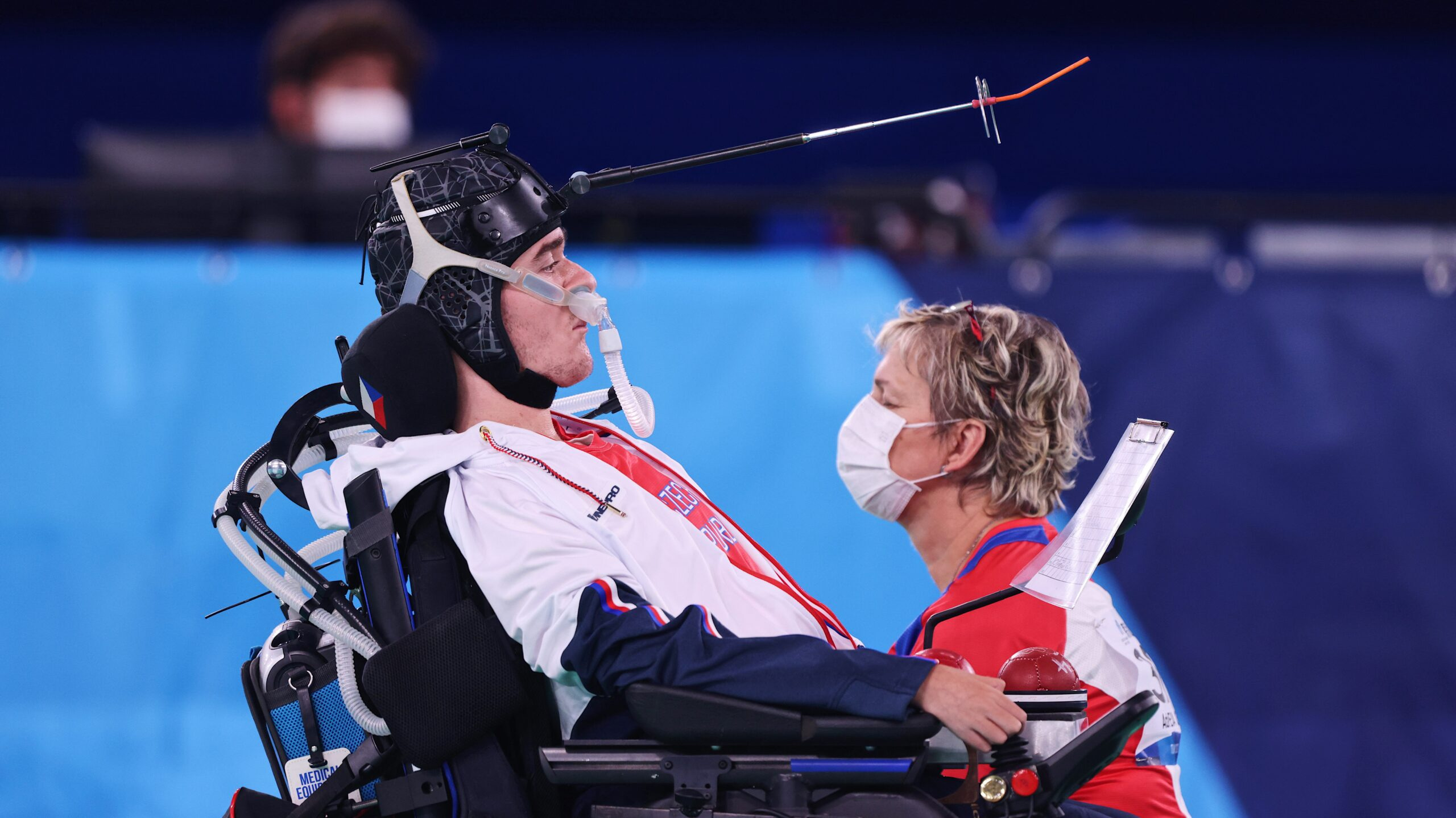 Ačkoli je Adam Peška už několik let upoután na invalidní vozík, již 12 let se věnuje sportu zvanému boccia, což je paralympijská disciplína určená lidem s nejtěžšími stupni tělesného postižení.